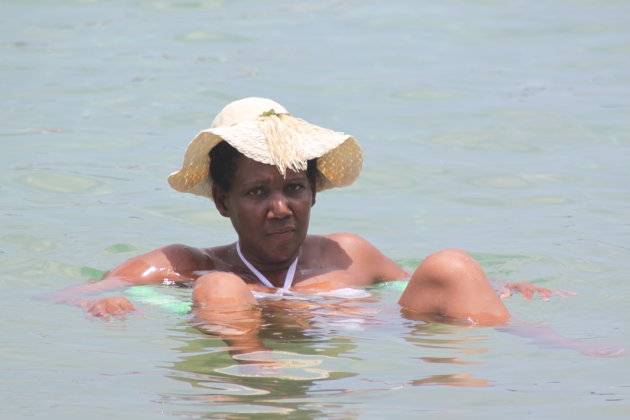 Vrouw in Martinique zwemt met hoed