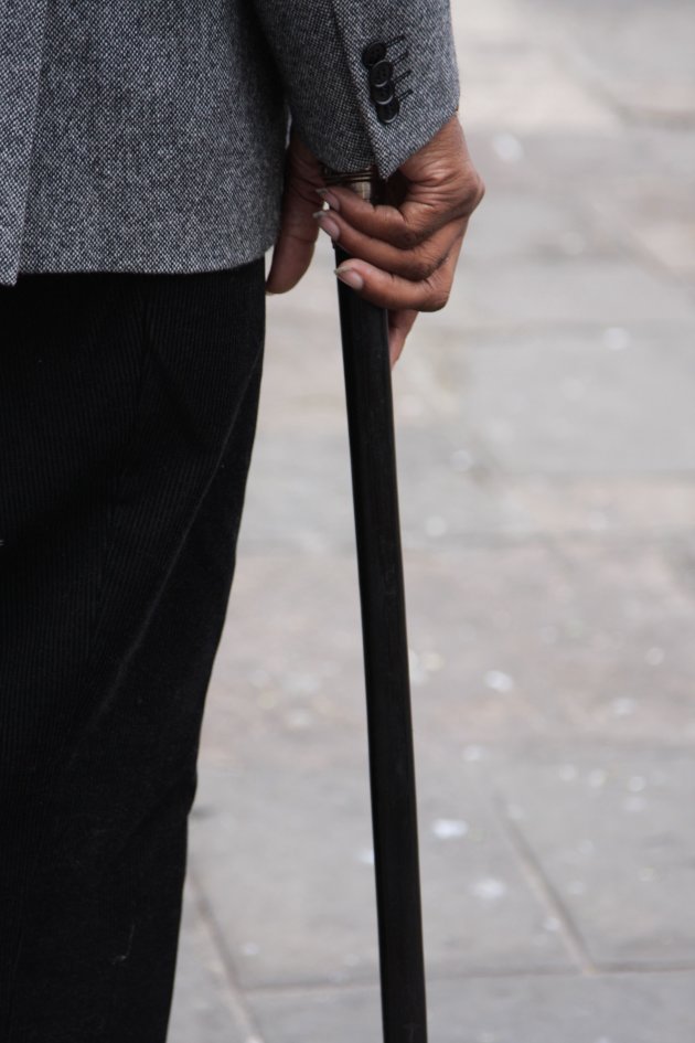 oude man met wandelstok in Bolivia