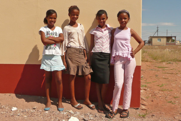 Jongedames in Aroab, Namibië