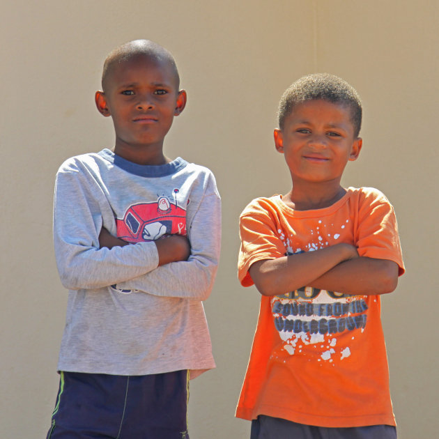 Stoere jongens in Aroab, Namibië