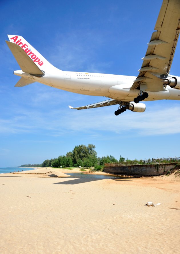 Landende vliegtuigen aan het strand