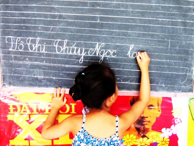 Vietnamees meisje schrijft haar naam