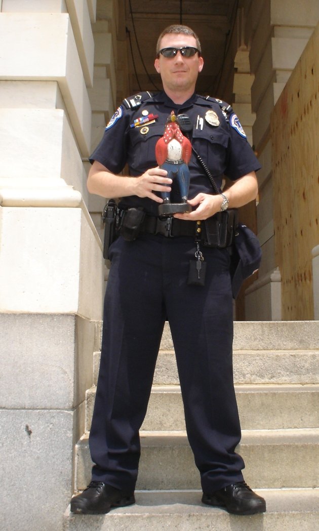 Onbereikbare Capitool-politieagent bereikbaar door mijn eigen haan