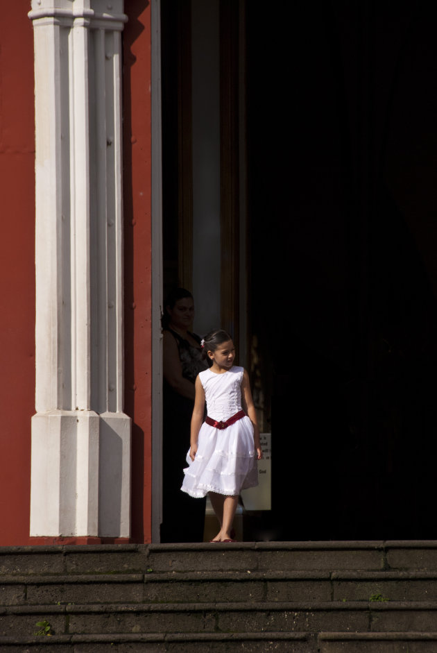 Grecia, meisje voor ingang van de kerk