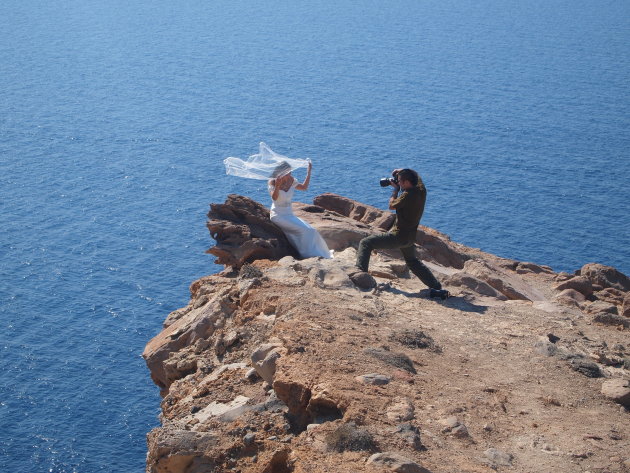 gespot: het maken van een fotoshoot op het uiterste puntje van Santorini
