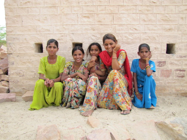 Indiase jonge dames genieten verlegen van de aandacht in een Vishnoisdorpje