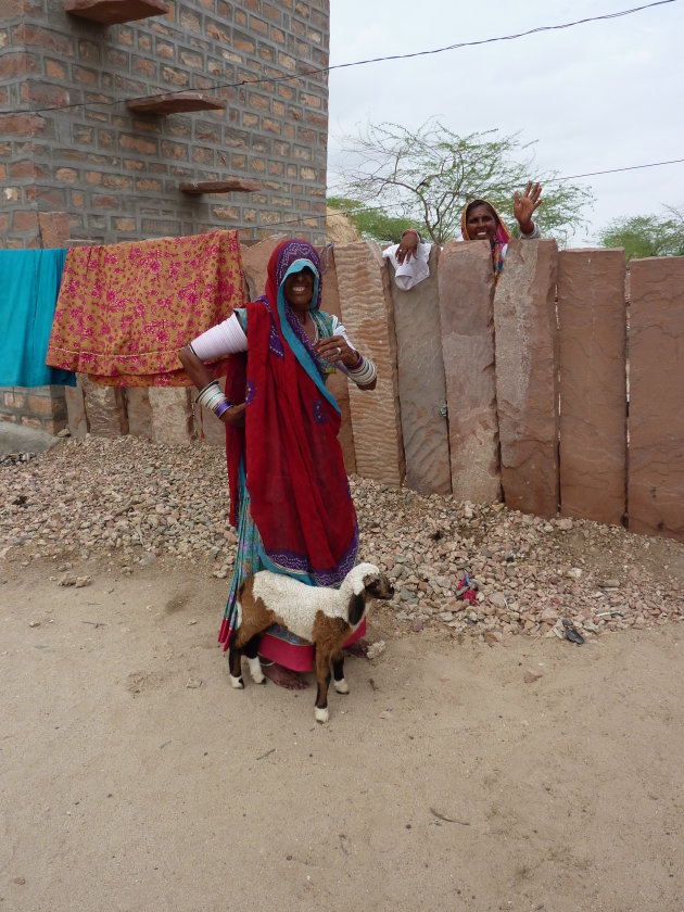 Buurvrouwen kletsen gezellig bij Vishnoisdorpje India
