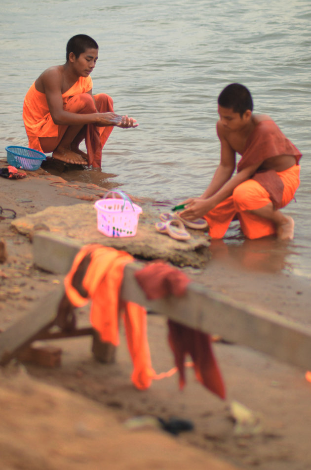 Boeddhistische monniken tijdens hun was rituelen