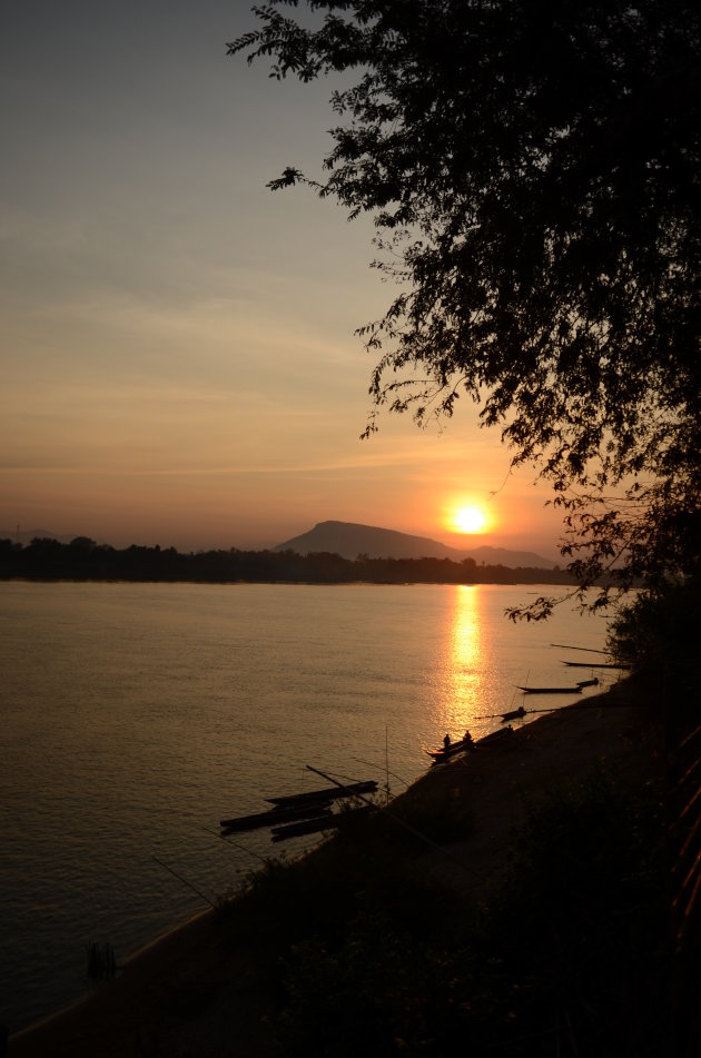 Zonsopgang aan de oevers van de Mekong