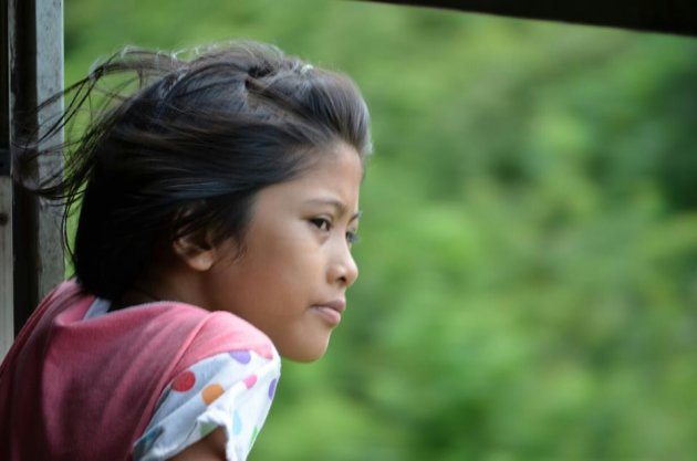 Meisje in de trein naar Ayutthaya