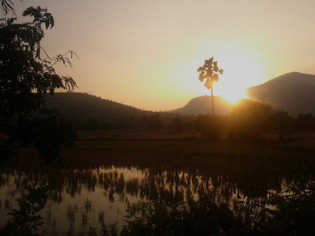 Zonsondergang op het Cambodjaanse platteland