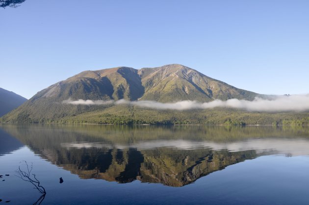 Nelson Lakes National Park berg en wolk weerspiegelen in meer