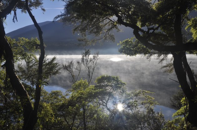 Nelson Lakes National Park meer met optrekkende mist