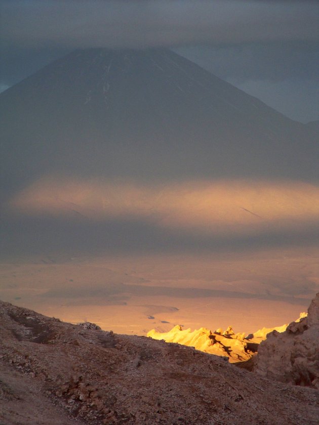 Prachtig lichtspel bij zonsondergang in de Atacama Woestijn met op de achtergrond de Licancabur vulkaan.