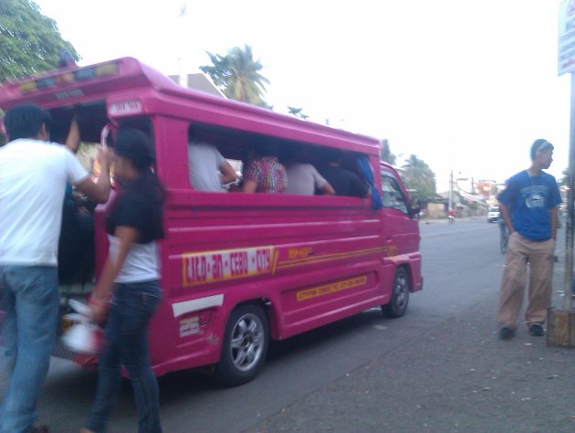 De beroemde snelle taxi busjes van de Filipijnen