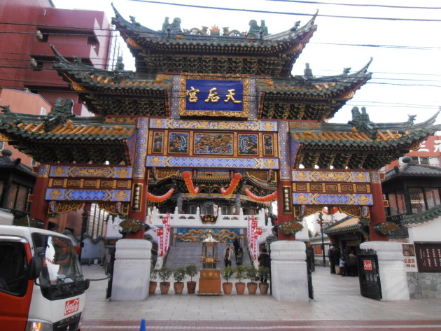 een Chinese tempel in China town in Yokohama