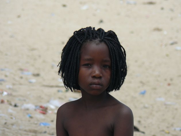 relaxen op het vervuilde strand van Maputo