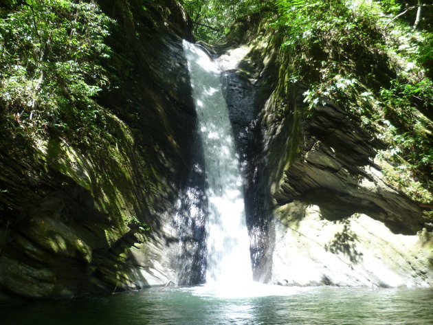 De verborgen waterval van Caramay op Palawan eiland
