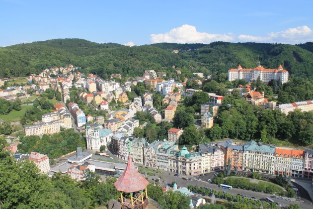 Uitzicht Karlovy Vary bij de Jelení Skok