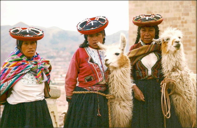 Quechua vrouwen met hun Llamas