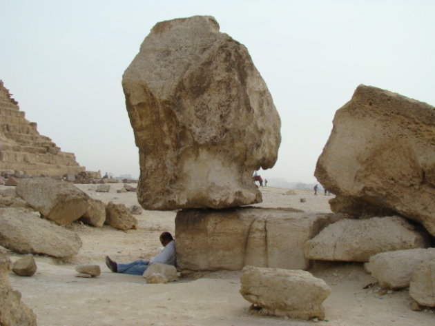 Een bewaker bij de piramides van Gizeh (Cairo)