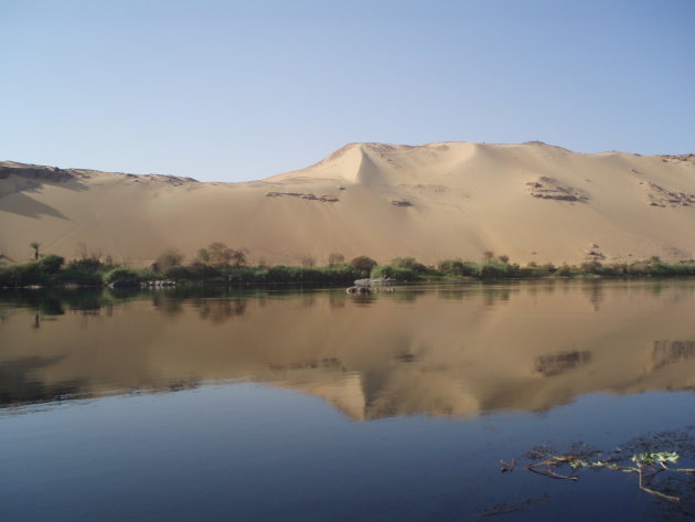 Zandduinen langs de oevers van de Nijl