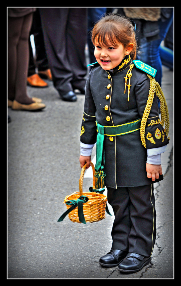 Kinderuniform tijdens processie