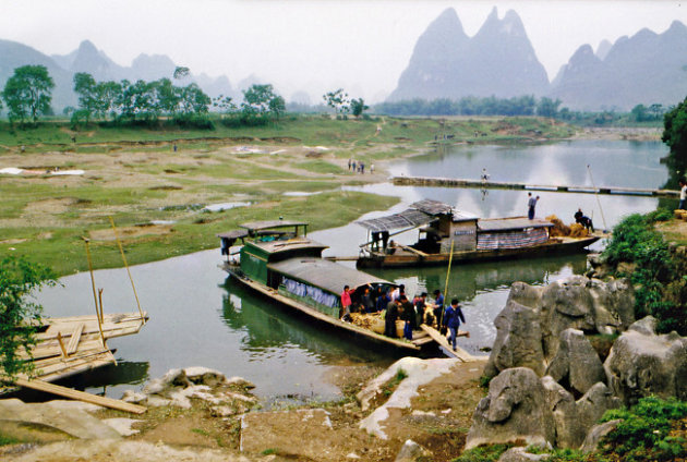 Markt in Yang Shuo, boten met produkten meren aan