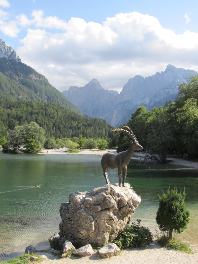 De bronzen Zlatorog bij het Jasna meer