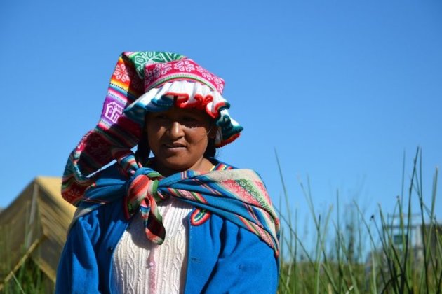Indiaanse bewoonster van de Uros Floating Island op het titicacameer in Peru 