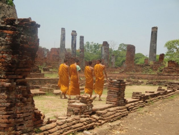 Monniken bij de tempels van Ayutthaya 