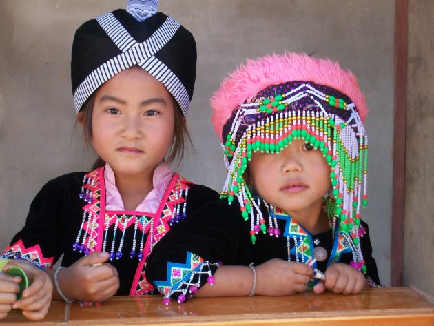 Hmong-meisjes in feestelijke nieuwjaarskledij