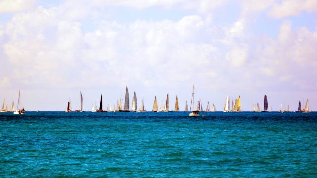 Ontmoeting van zeilboten tijdens de regatta op St Maarten.