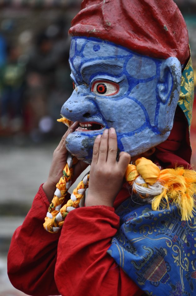 jongetje met masker op tijdens Tibetaans festival 