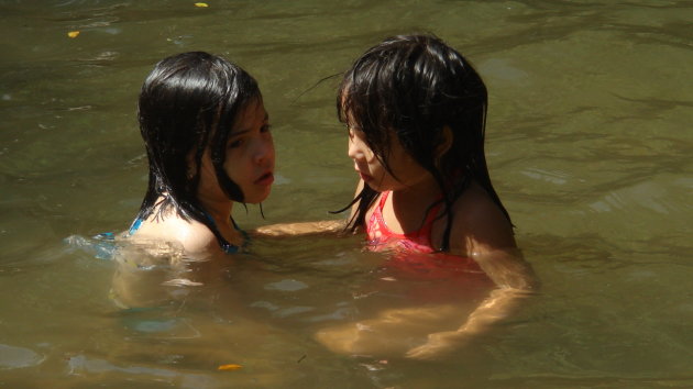 zwemmende meisjes