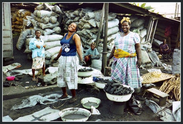Houtskoolverkoopsters in Bolgatanga