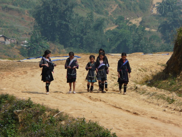 Kinderen onderweg naar school 