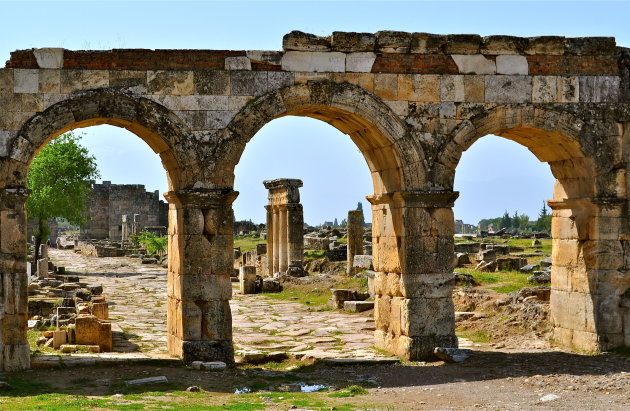 De toegangspoort van de grote stad Hierapolis