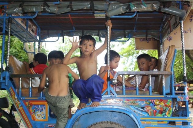 Kleurrijke tuktuk met Khmer kids