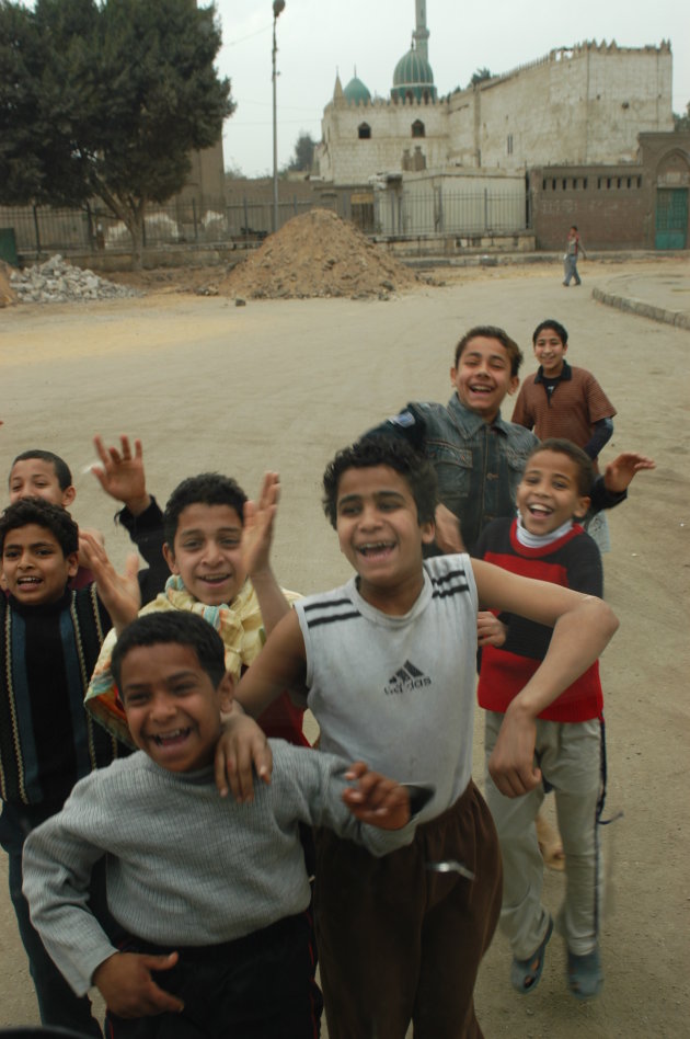 Deze kinderen wonen op het kerkhof in Caïro.