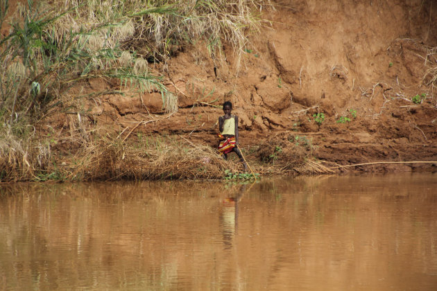 Meisje op oever van de Tsiribihinarivier