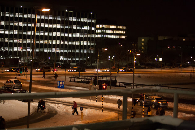 Wandelaars ploeteren door de sneeuw bij Winkelcentrum Schalkwijk
