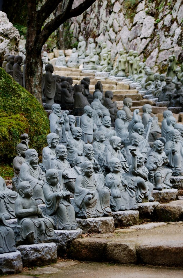 Monnikenbeeldjes bij tempeltrap, Miyajima