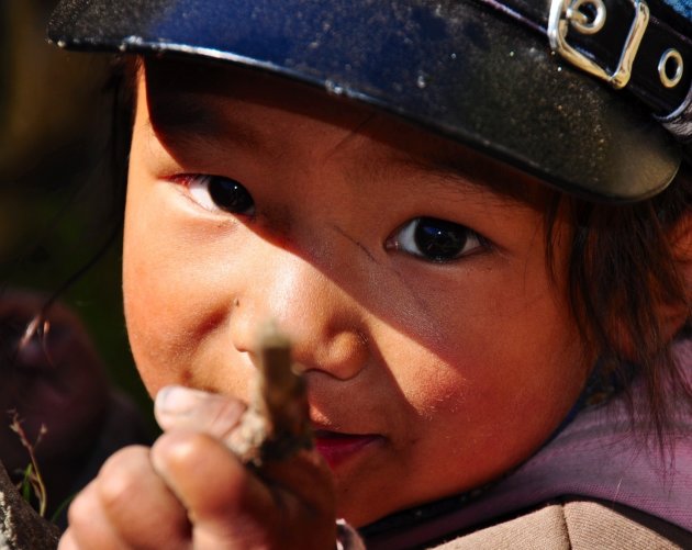 Nepalees jongetje daagt toerist uit