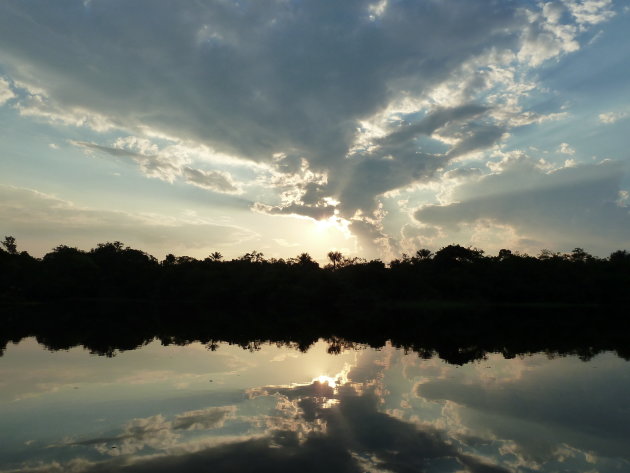 Zonsondergang op de Rio Negro, Amazonas, Brazilië