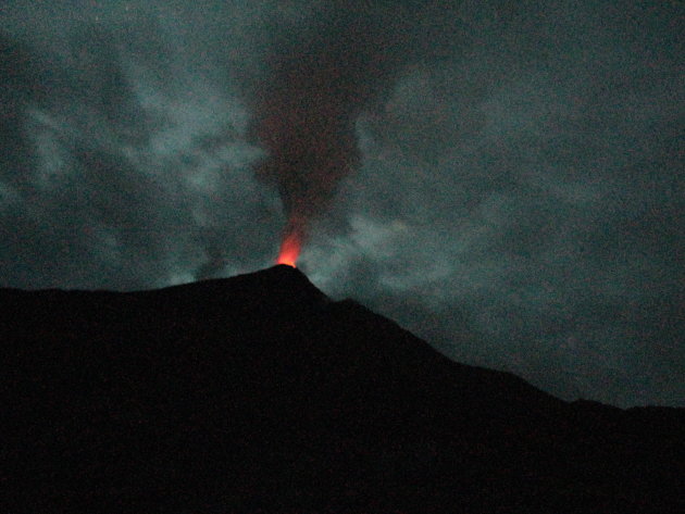 Nachtelijke vulkaan, Pulua Siau