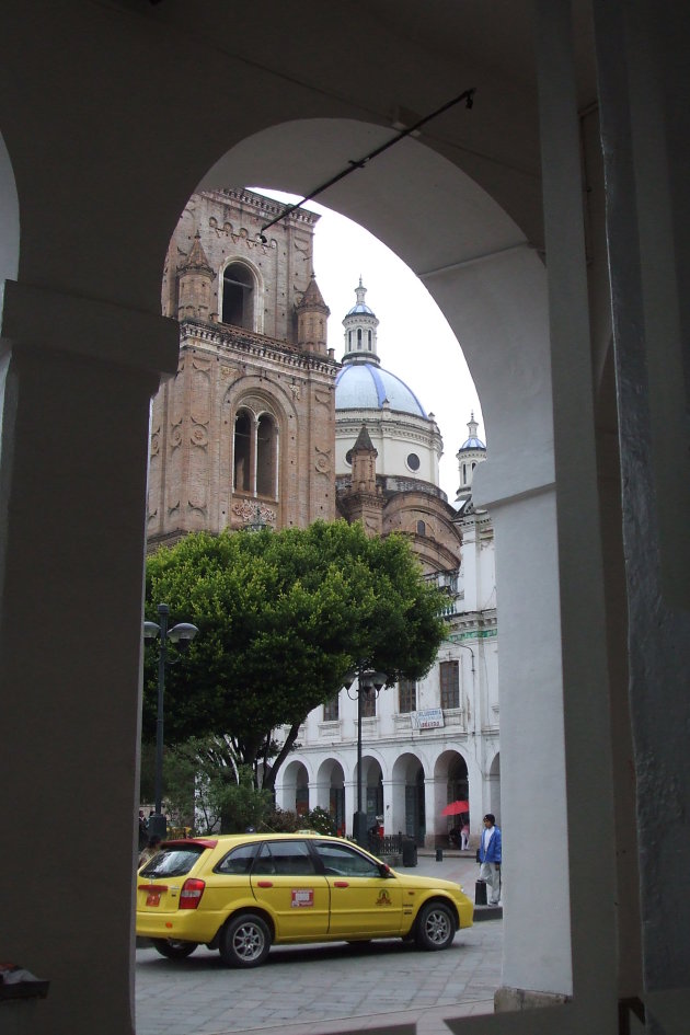 Kleurig doorkijkje met kathedraal van Cuenca