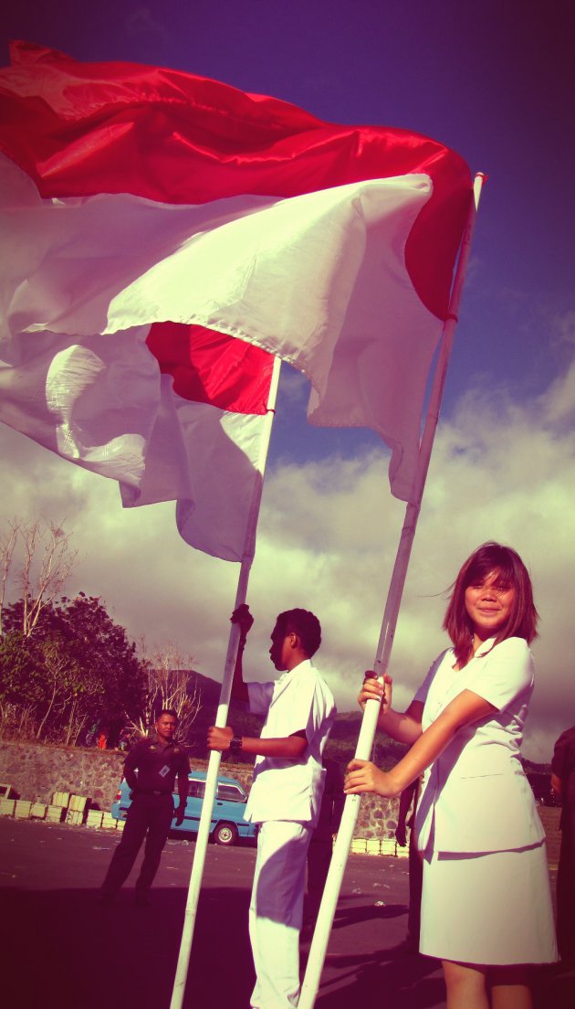 Meisje met de Indonesische vlag