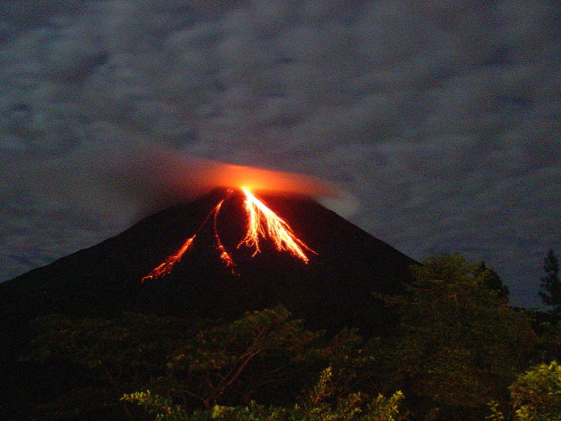 Vulkaan Arenal gloeiend rode lavastromen