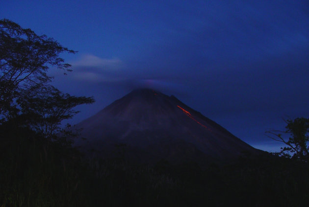 Vulkaan Arenal gloeiend rode lavastromen 2